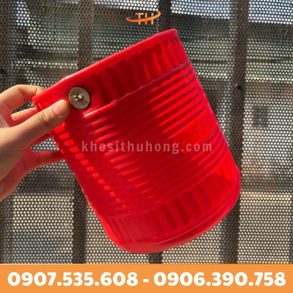 Gàu Múc Nước Nhựa Đỏ Cán Gỗ