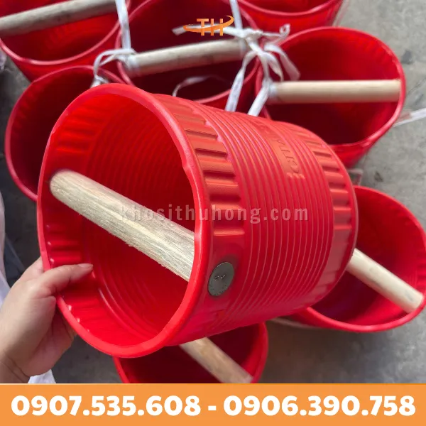 Gàu Múc Nước Nhựa Đỏ Cán Gỗ