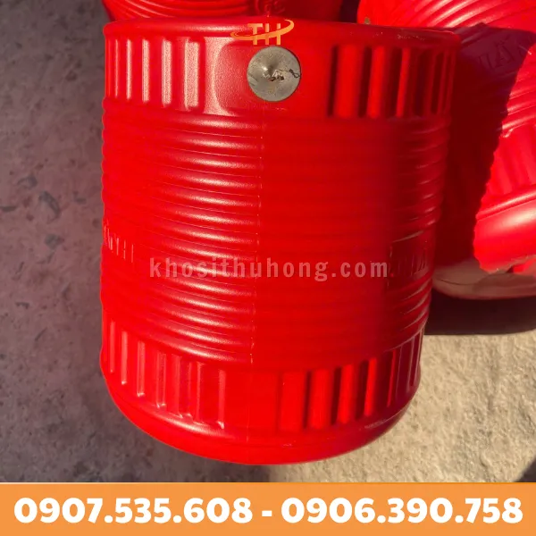 Gàu Múc Nước Nhựa Đỏ Cán Gỗ