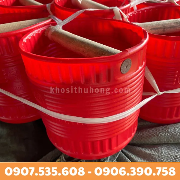 Gàu Múc Nước Nhựa Đỏ Cán Gỗ