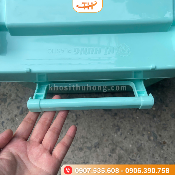 Thùng có tay cầm 2 bên giúp cầm nắm và khoá nắp chắc chắn Thùng có tay cầm 2 bên giúp cầm nắm và khoá nắp chắc chắn