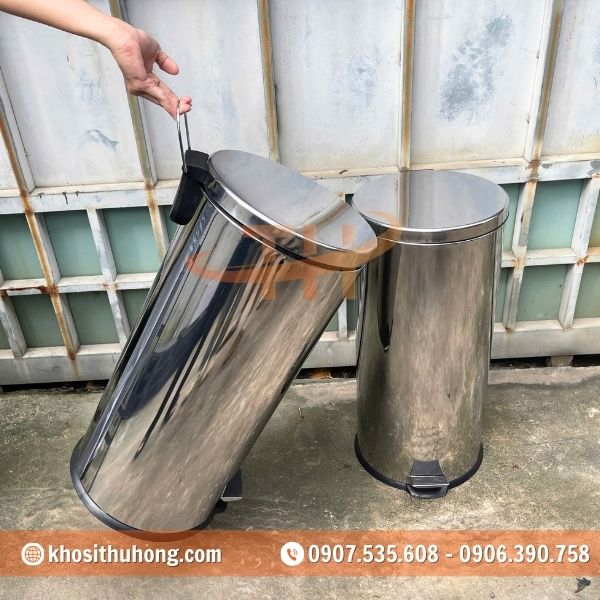 Thùng được làm từ chất liệu inox sáng bóng Thùng được làm từ chất liệu inox sáng bóng