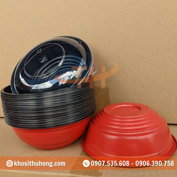 Tô nhựa màu đỏ đen tạo cảm giác sang trọng Tô nhựa màu đỏ đen tạo cảm giác sang trọng