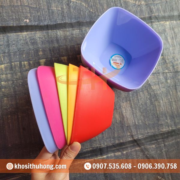 Tô nhựa vuông gồm nhiều màu sắc tươi sáng Tô nhựa vuông gồm nhiều màu sắc tươi sáng