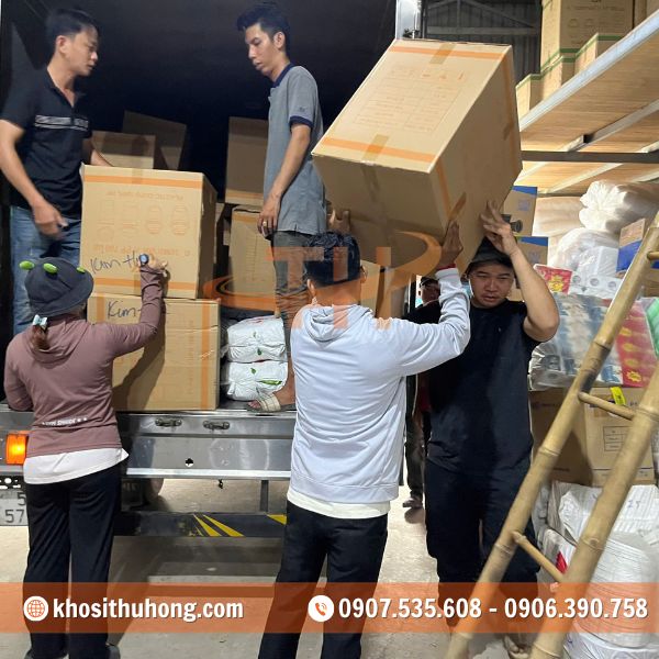 Từng thùng ly nhựa được bốc xếp nhanh chóng lên xe Từng thùng ly nhựa được bốc xếp nhanh chóng lên xe