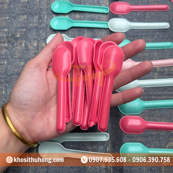 Ứng dụng thực tế rộng rãi của muỗng nhựa nhỏ 9.5cm Ứng dụng thực tế rộng rãi của muỗng nhựa nhỏ 9.5cm