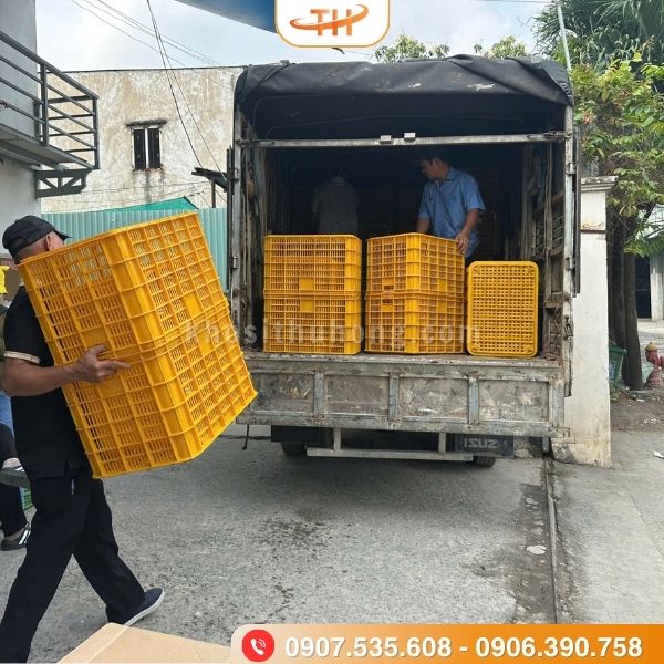 Vận chuyển sóng nhựa giao cho khách tại kho Thu Hồng Vận chuyển sóng nhựa giao cho khách tại kho Thu Hồng