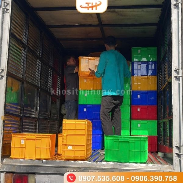 Xếp hàng lên xe giao hàng Xếp hàng lên xe giao hàng