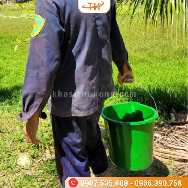 Xô nhựa có miệng phễu dùng tưới cây, đi ruộng Xô nhựa có miệng phễu dùng tưới cây, đi ruộng