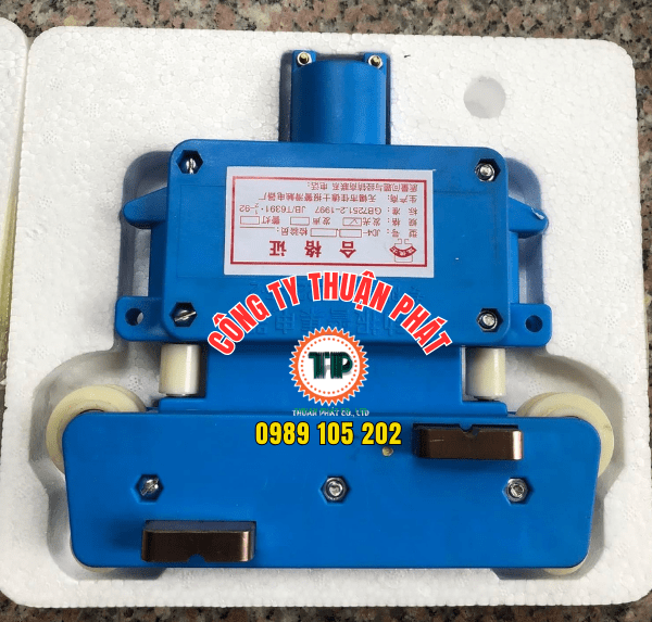 Chổi điện 4P-100A cho ray điện hộp kín Chổi điện 4P-100A cho ray điện hộp kín