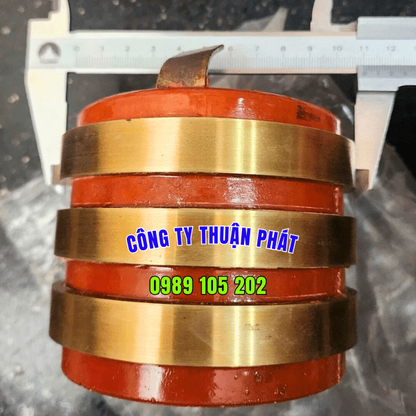 Cổ góp điện 3 pha 60x110x90mm dùng cho đèn trang trí trung thu Cổ góp điện 3 pha 60x110x90mm dùng cho đèn trang trí trung thu