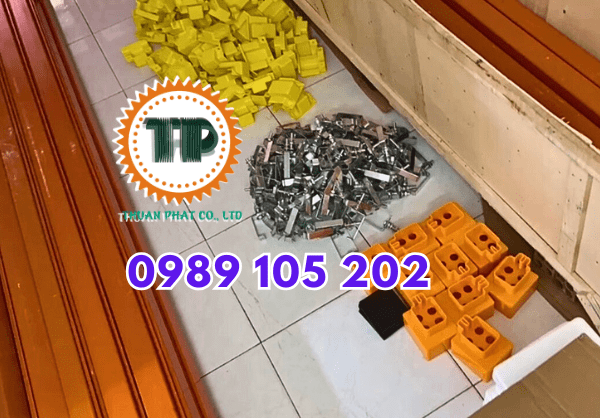 Hệ ray điện hộp kín hoàn chỉnh gồm những gì? Hệ ray điện hộp kín hoàn chỉnh gồm những gì?