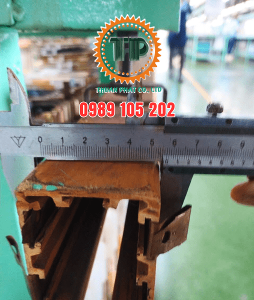 Tại sao nên sử dụng ray điện an toàn hộp kín? Tại sao nên sử dụng ray điện an toàn hộp kín?