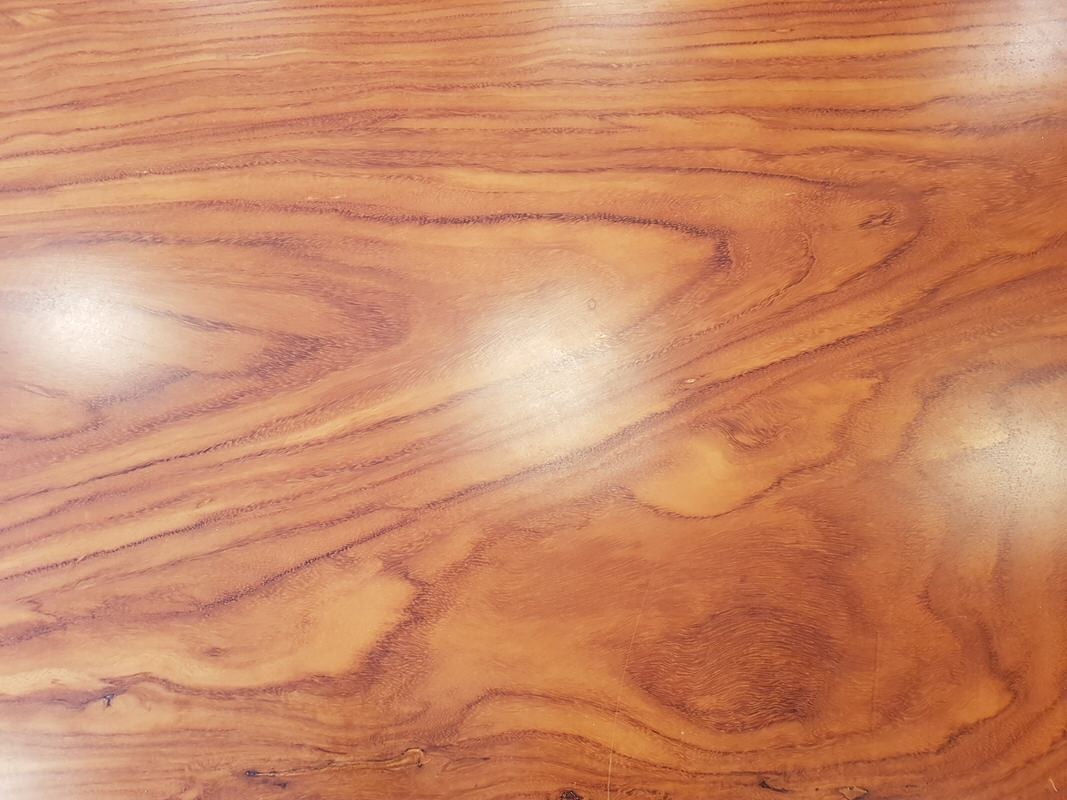 B&agrave;n ghế sofa gỗ g&otilde; đỏ c&oacute; n&ecirc;n mua? Gợi &yacute; top mẫu đẹp cho ph&ograve;ng kh&aacute;ch