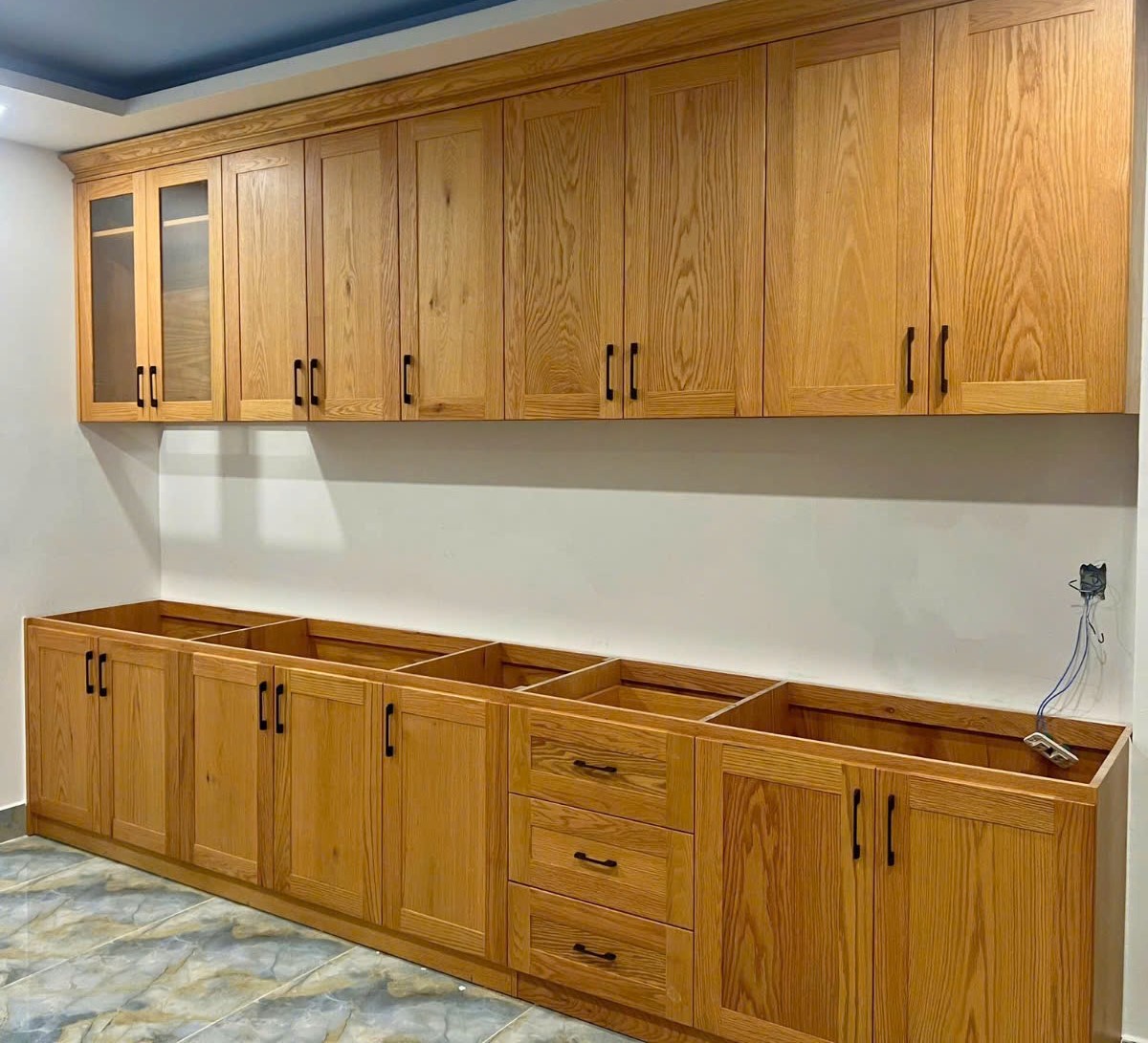 So sánh tủ bếp đóng sẵn và thiết kế riêng: Ưu, nhược điểm cần biết So sánh tủ bếp đóng sẵn và thiết kế riêng: Ưu, nhược điểm cần biết