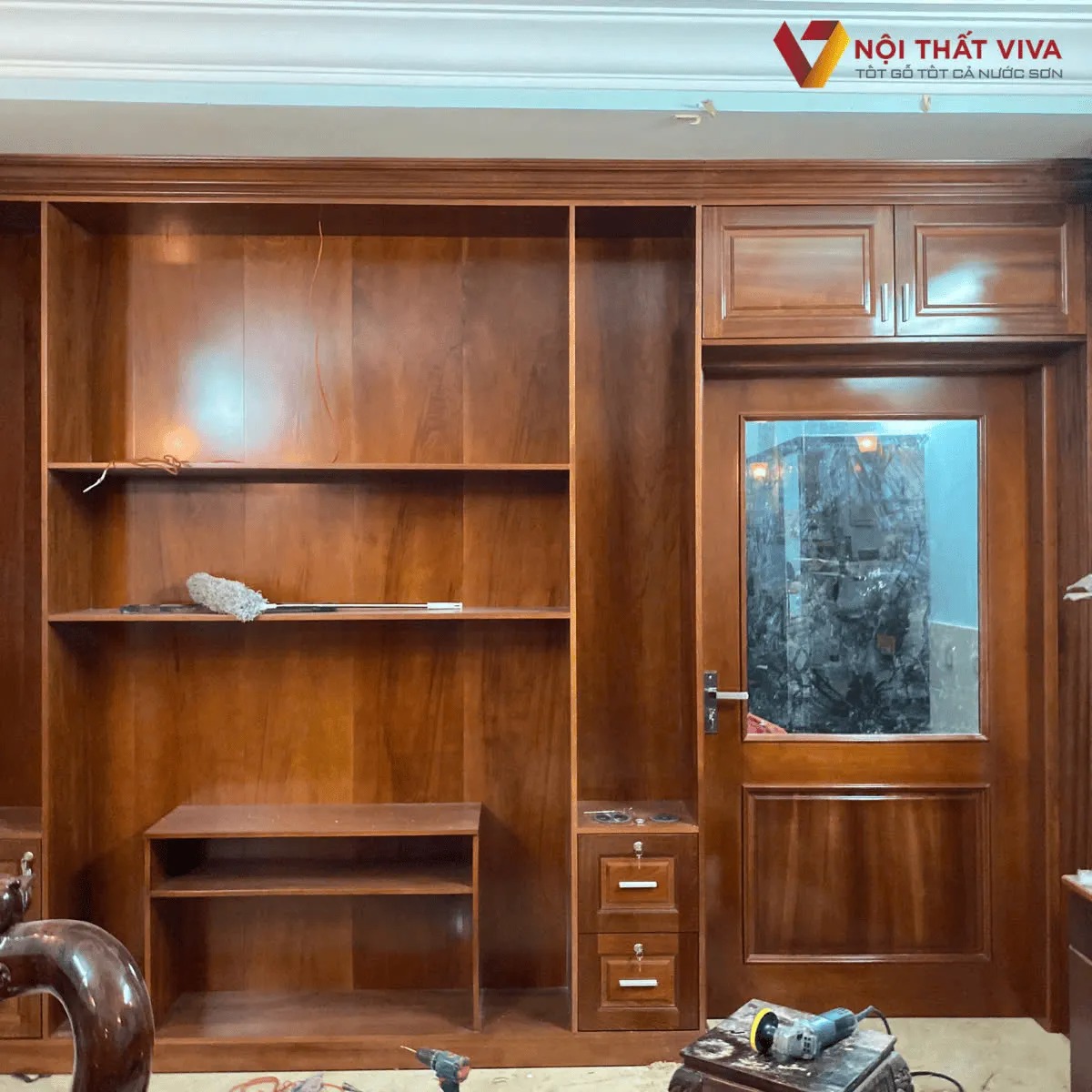 40+ Mẫu v&aacute;ch tivi ph&ograve;ng kh&aacute;ch hiện đại v&agrave; b&iacute; quyết chọn chuẩn gu