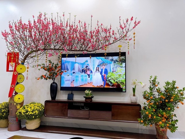 5+ c&aacute;ch trang tr&iacute; kệ tivi ng&agrave;y Tết chuẩn thẩm mỹ nội thất ph&ograve;ng kh&aacute;ch 