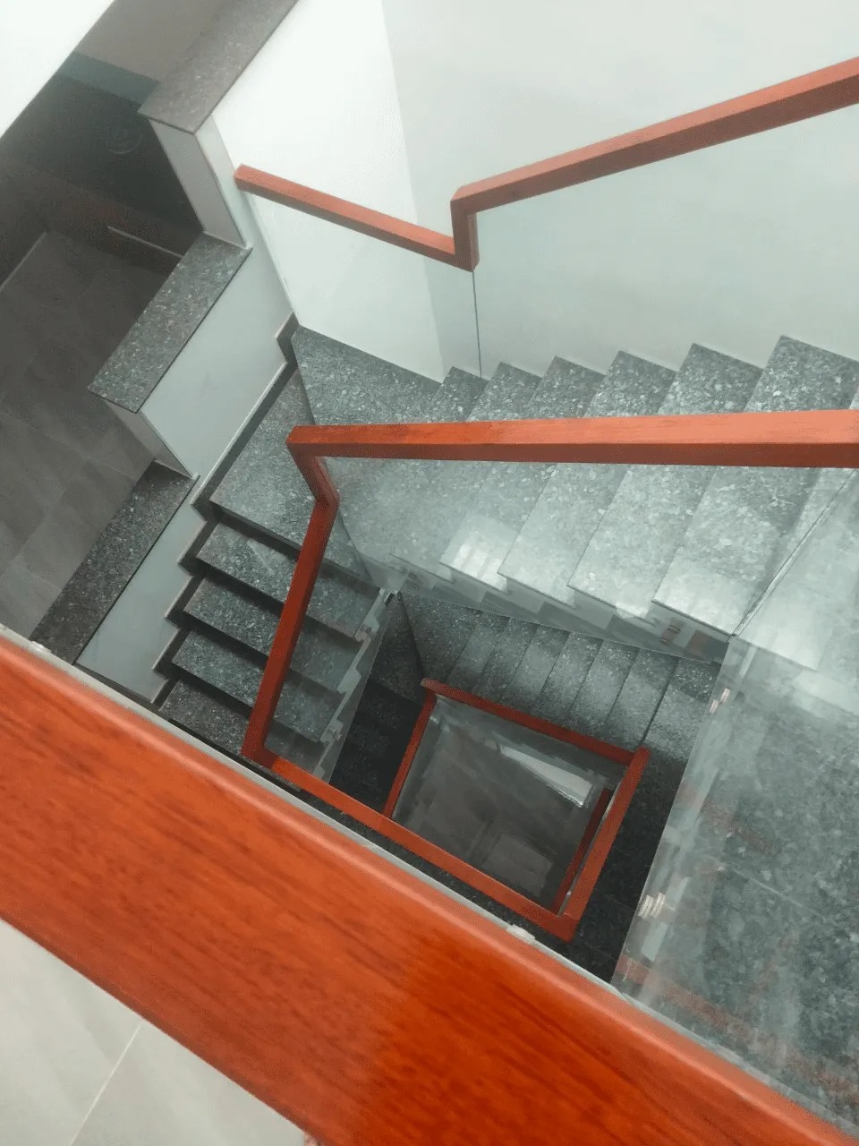 [B&aacute;o gi&aacute;] Cầu thang k&iacute;nh tay vịn gỗ đẹp, hiện đại, đặt l&agrave;m theo y&ecirc;u cầu