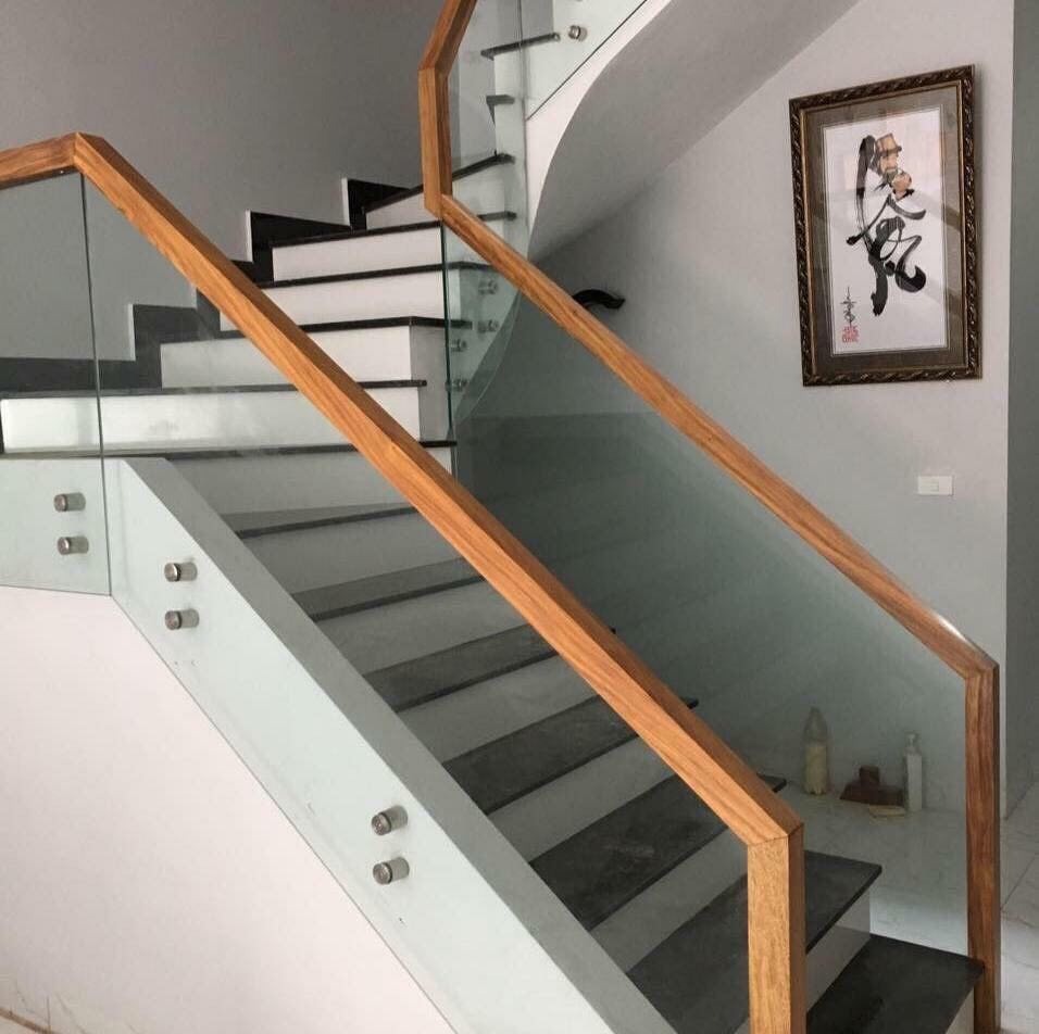 [B&aacute;o gi&aacute;] Cầu thang k&iacute;nh tay vịn gỗ đẹp, hiện đại, đặt l&agrave;m theo y&ecirc;u cầu