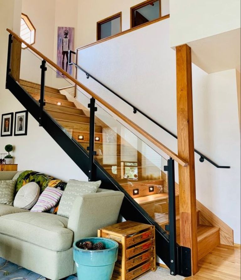 [B&aacute;o gi&aacute;] Cầu thang k&iacute;nh tay vịn gỗ đẹp, hiện đại, đặt l&agrave;m theo y&ecirc;u cầu