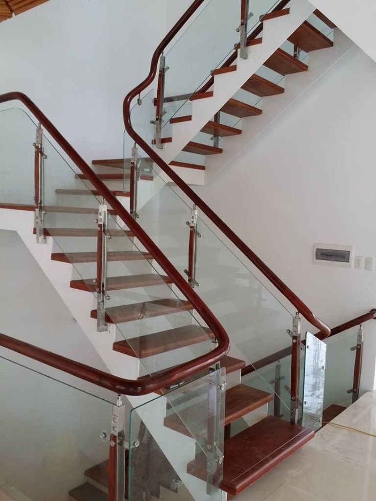 [B&aacute;o gi&aacute;] Cầu thang k&iacute;nh tay vịn gỗ đẹp, hiện đại, đặt l&agrave;m theo y&ecirc;u cầu