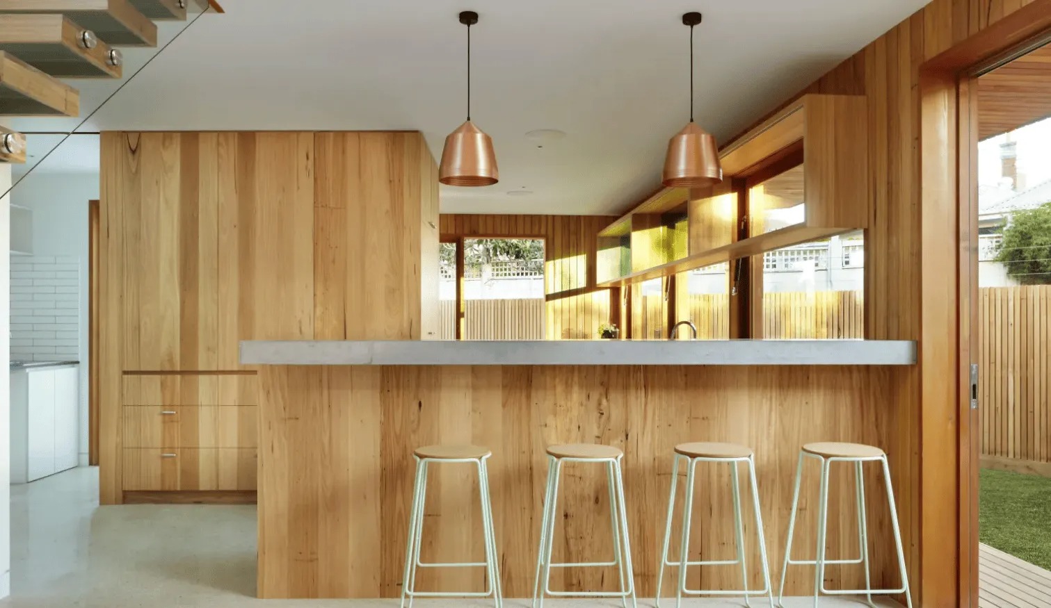 Có nên chọn tủ bếp gỗ sồi? Ưu nhược điểm chi tiết và gợi ý mẫu đẹp 2025 Có nên chọn tủ bếp gỗ sồi? Ưu nhược điểm chi tiết và gợi ý mẫu đẹp 2025