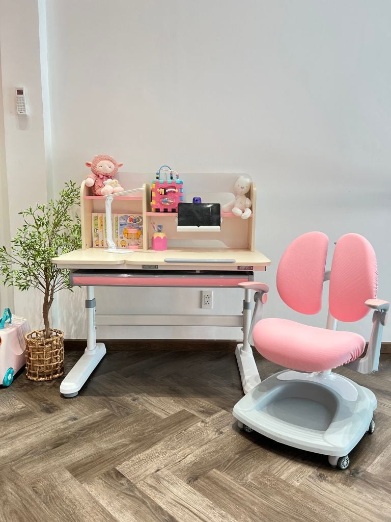 Có nên mua bàn học chống gù cho trẻ? Từ mấy tuổi thì tốt nhất?