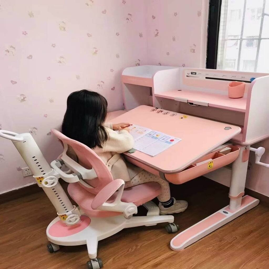 Có nên mua bàn học chống gù cho trẻ? Từ mấy tuổi thì tốt nhất?