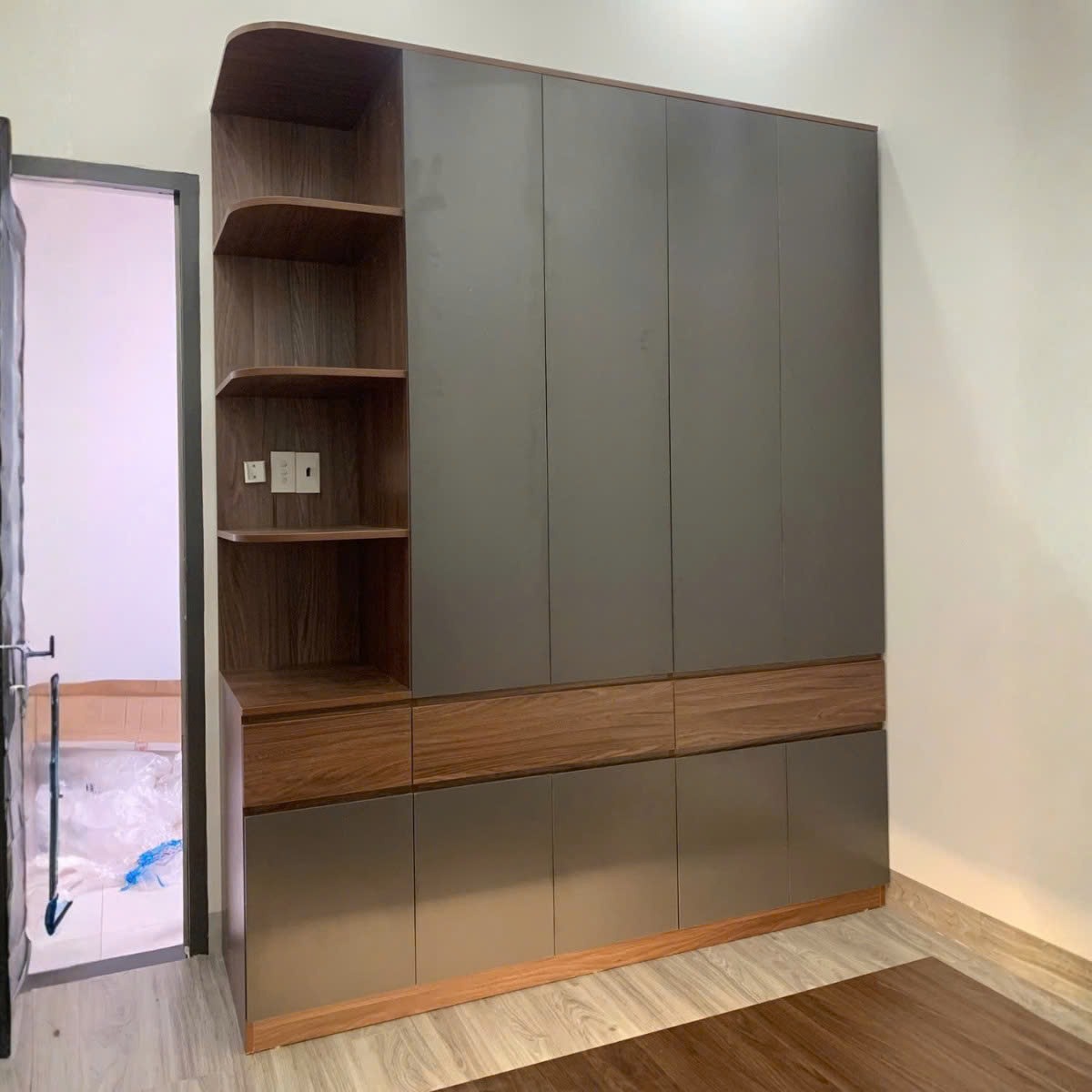 Giá tủ quần áo gỗ tự nhiên bao nhiêu? Báo giá theo mẫu & kích thước