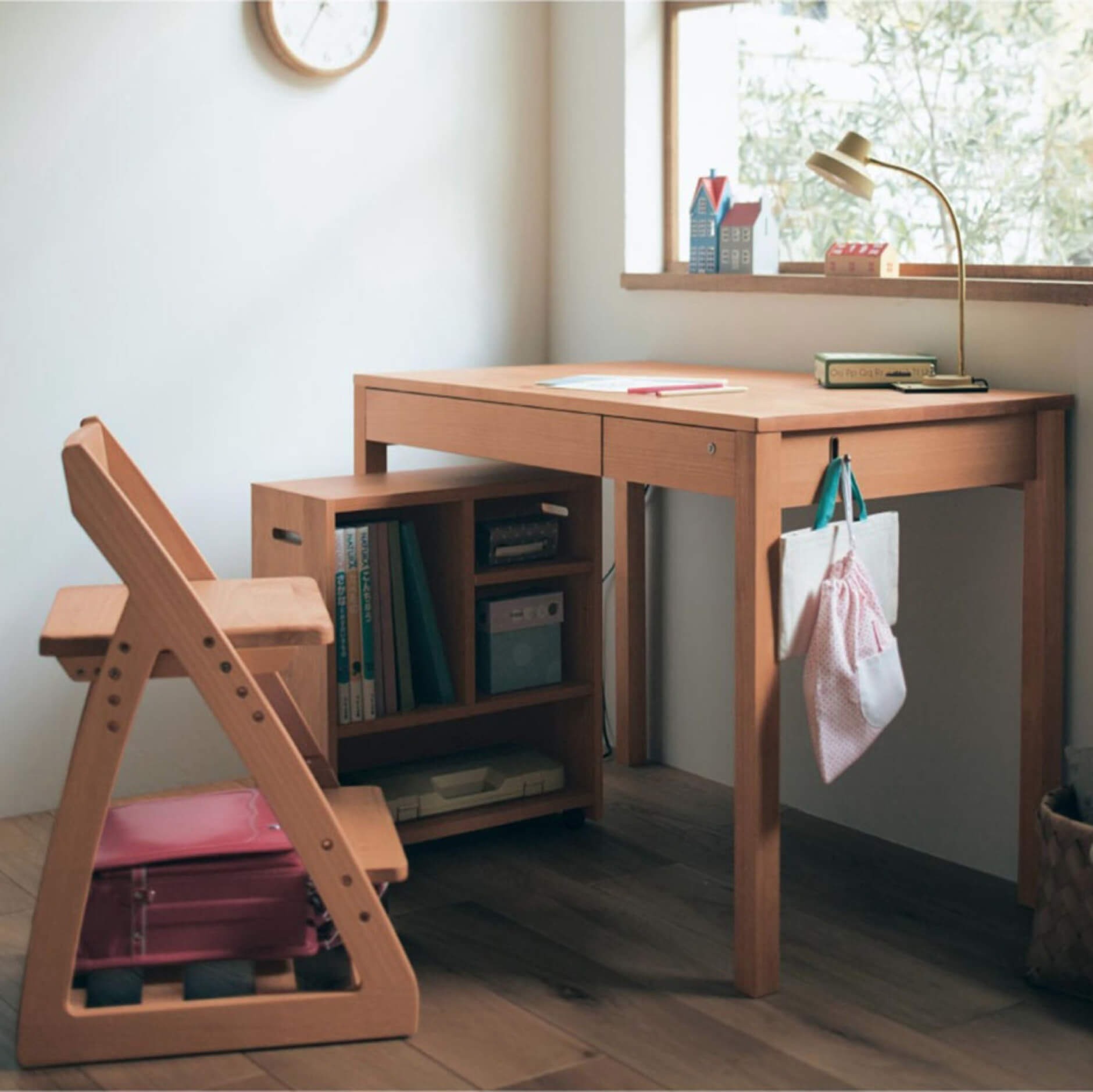 Kích thước bàn học trẻ em tiêu chuẩn theo độ tuổi – bố mẹ nên tham khảo Kích thước bàn học trẻ em tiêu chuẩn theo độ tuổi – bố mẹ nên tham khảo