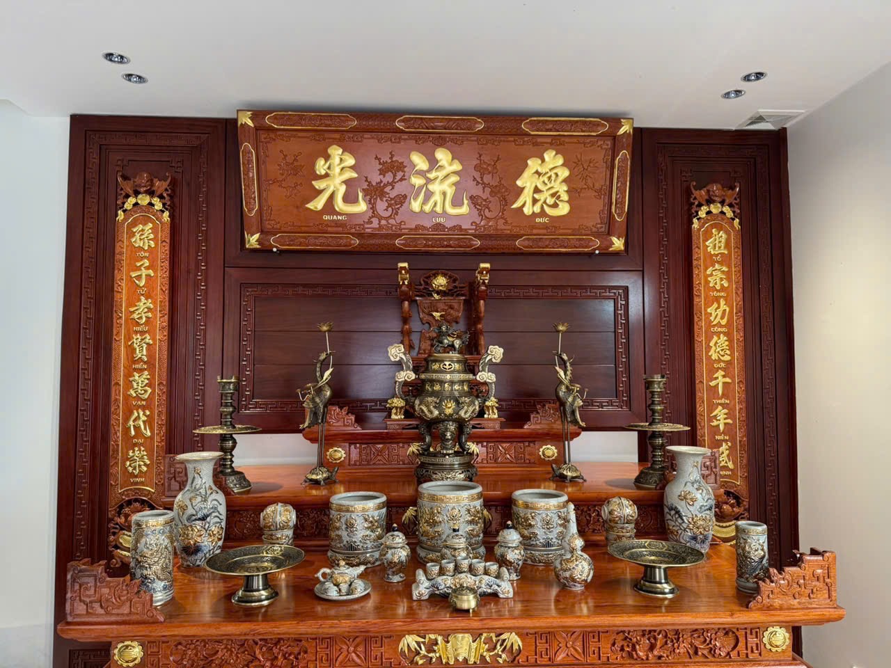 Mẫu b&agrave;n thờ gia ti&ecirc;n đẹp & c&aacute;ch bố tr&iacute; kh&ocirc;ng gian thờ c&uacute;ng trang nghi&ecirc;m