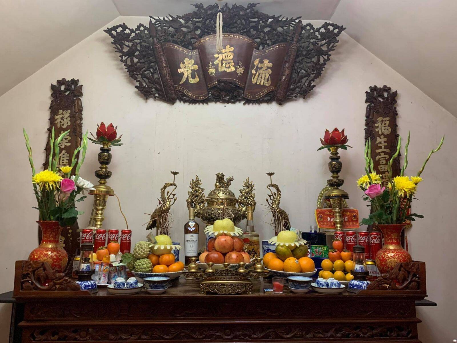 Mẫu b&agrave;n thờ gia ti&ecirc;n đẹp & c&aacute;ch bố tr&iacute; kh&ocirc;ng gian thờ c&uacute;ng trang nghi&ecirc;m