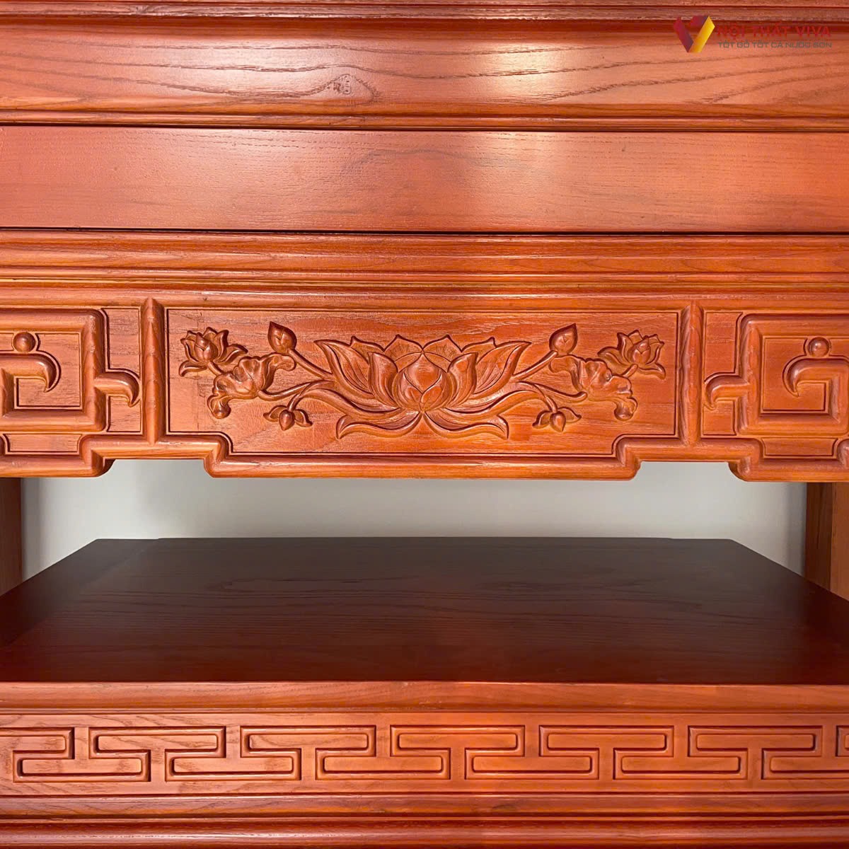 Mẫu b&agrave;n thờ gia ti&ecirc;n đẹp & c&aacute;ch bố tr&iacute; kh&ocirc;ng gian thờ c&uacute;ng trang nghi&ecirc;m