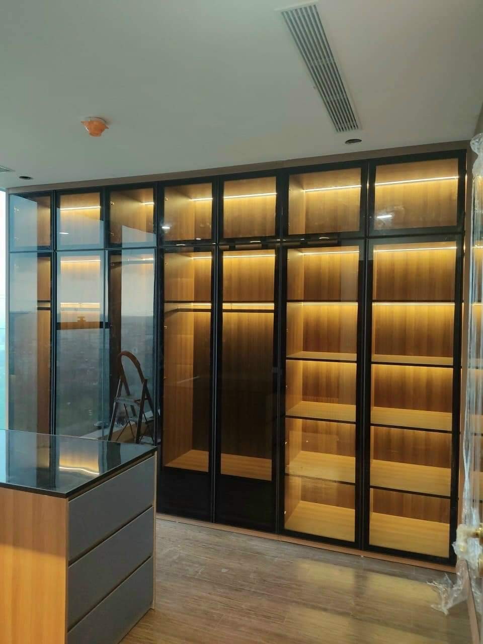 Nên hay không chọn tủ quần áo cánh kính? Chuyên gia nội thất chia sẻ bí quyết chọn đúng