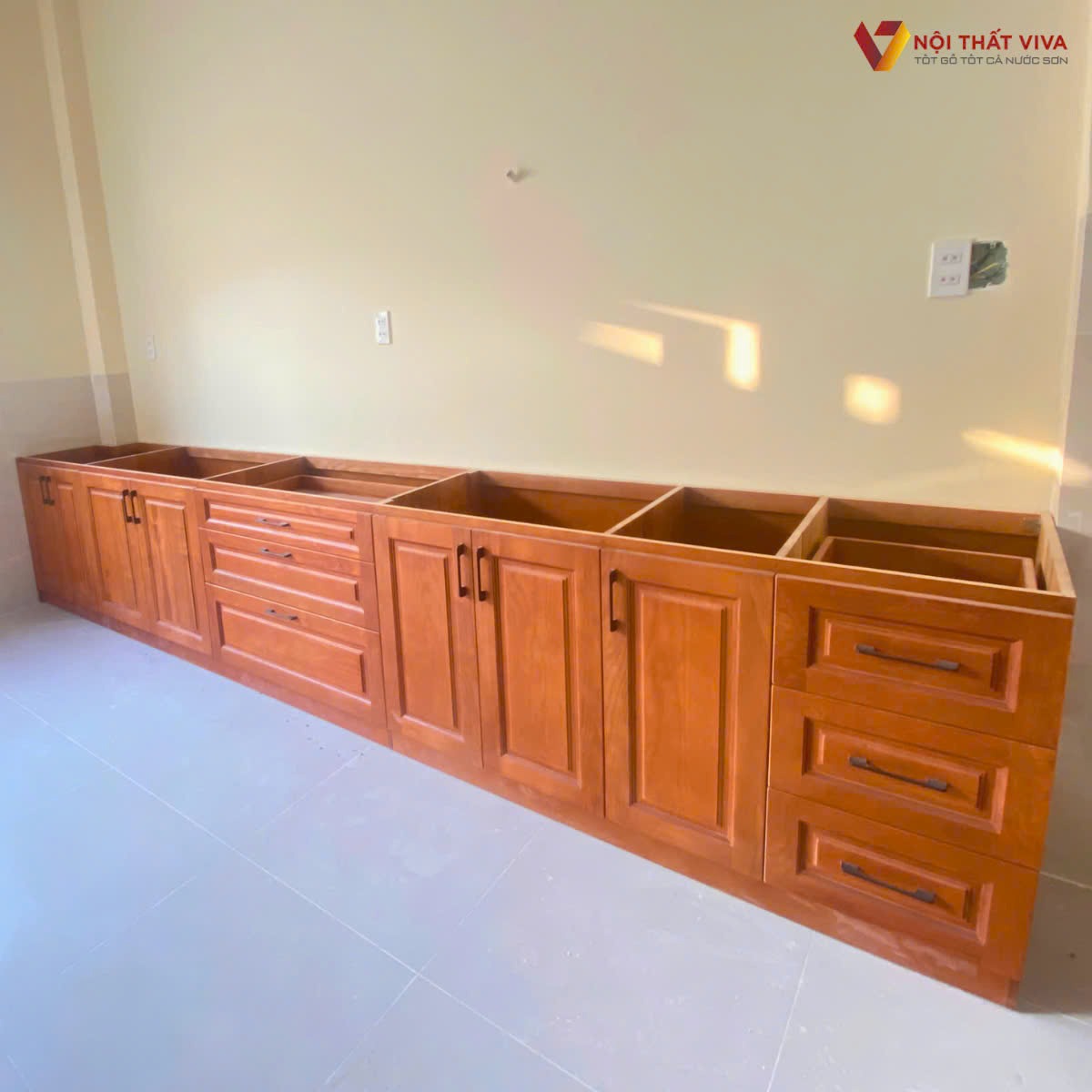 So sánh tủ bếp đóng sẵn và thiết kế riêng: Ưu, nhược điểm cần biết So sánh tủ bếp đóng sẵn và thiết kế riêng: Ưu, nhược điểm cần biết