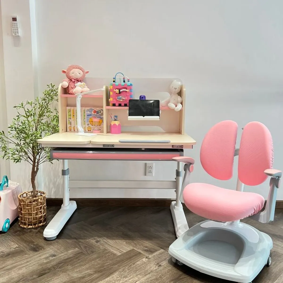 Có nên mua bàn học chống gù cho trẻ? Từ mấy tuổi thì tốt nhất? Có nên mua bàn học chống gù cho trẻ? Từ mấy tuổi thì tốt nhất?