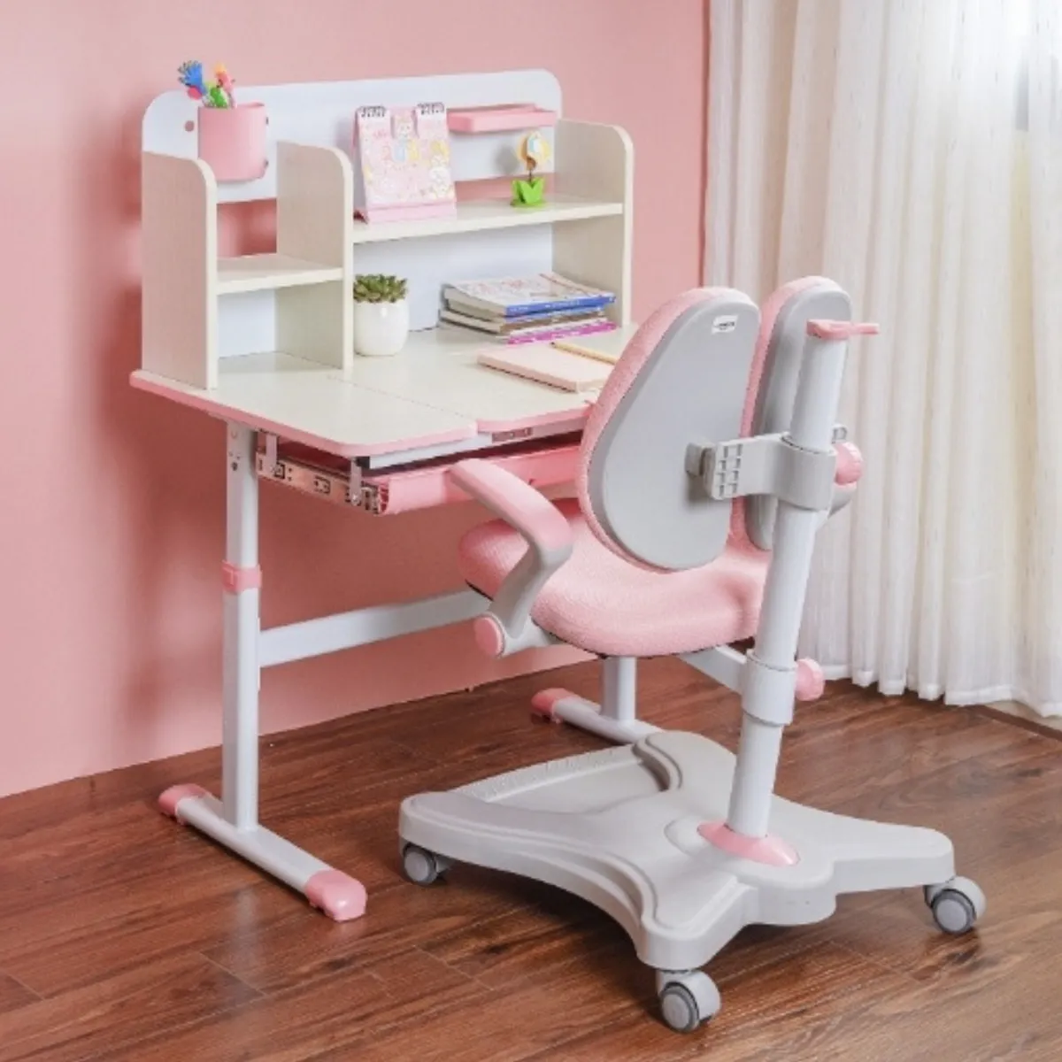 Có nên mua bàn học chống gù cho trẻ? Từ mấy tuổi thì tốt nhất? Có nên mua bàn học chống gù cho trẻ? Từ mấy tuổi thì tốt nhất?