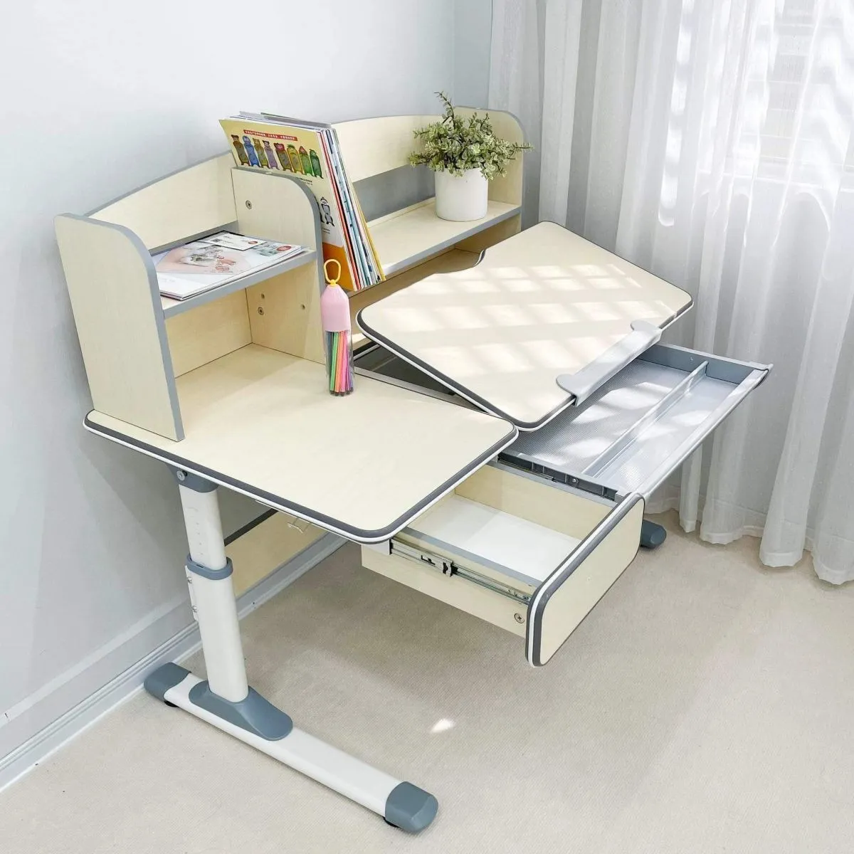 Có nên mua bàn học chống gù cho trẻ? Từ mấy tuổi thì tốt nhất? Có nên mua bàn học chống gù cho trẻ? Từ mấy tuổi thì tốt nhất?
