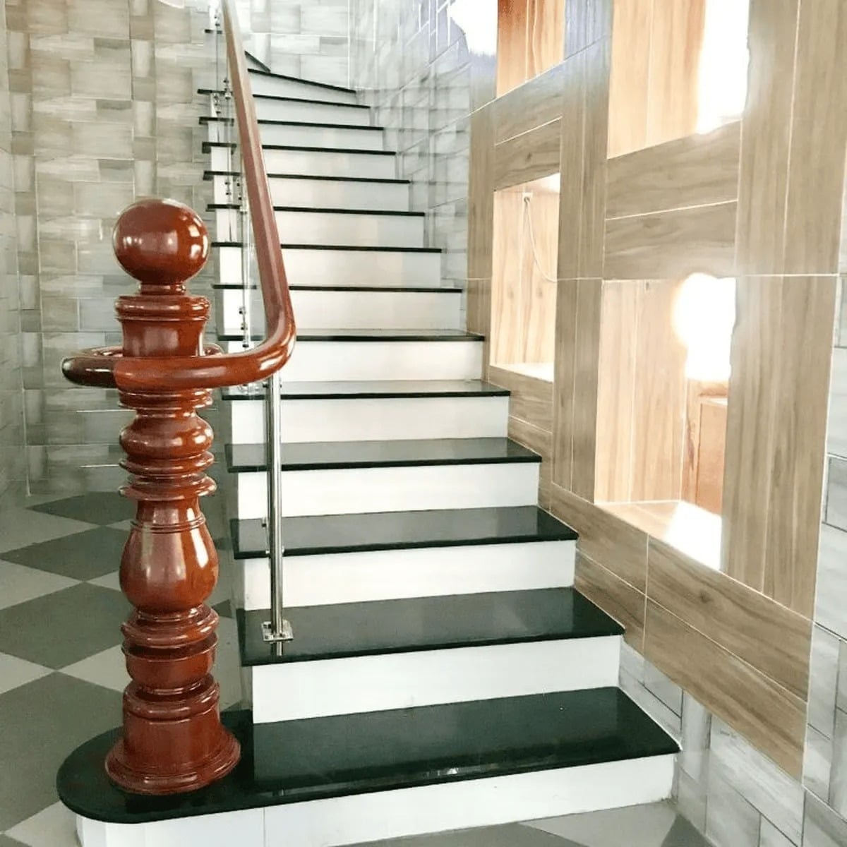 Thiết kế cầu thang đảm bảo an to&agrave;n v&agrave; thuận tiện