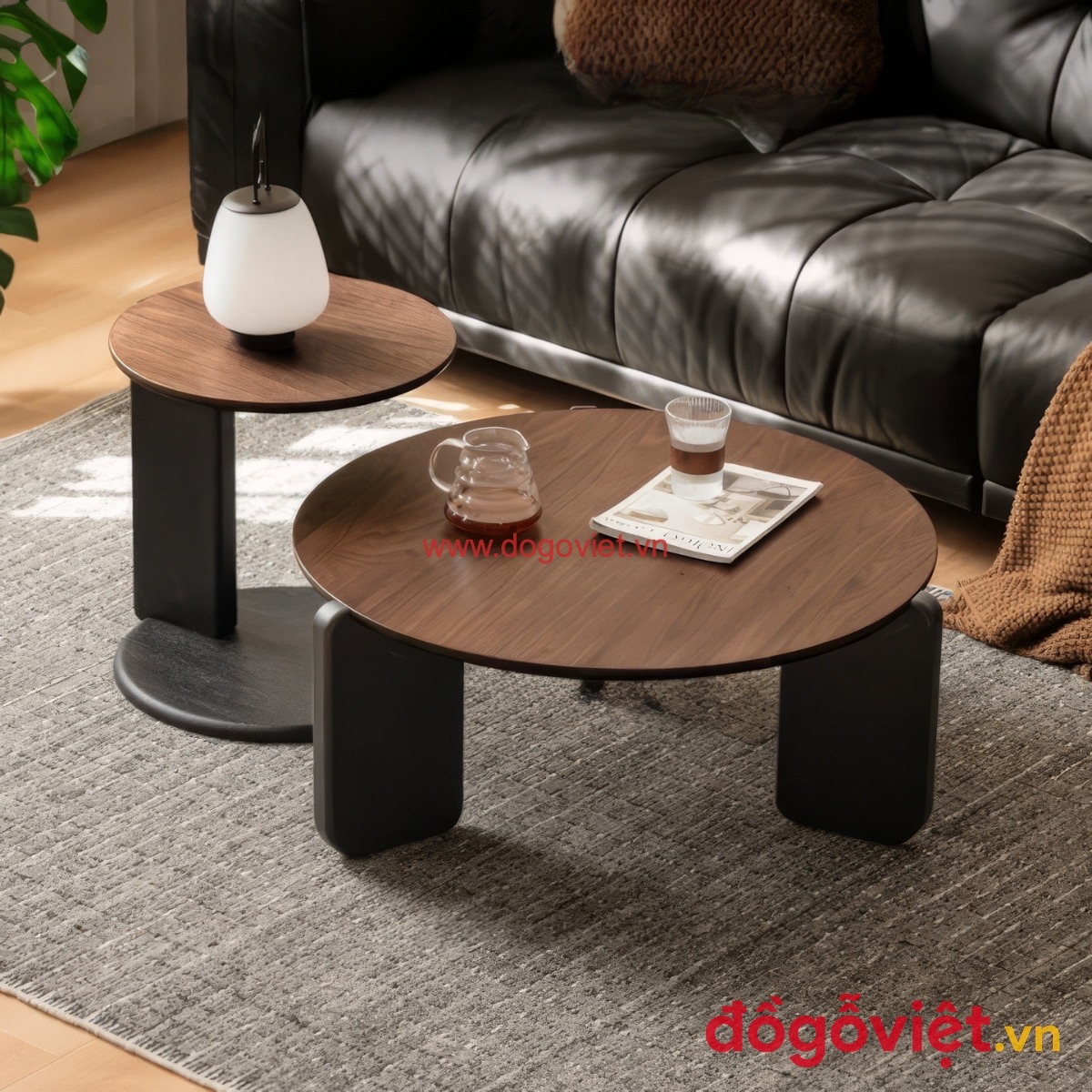 B&agrave;n tr&agrave; tr&ograve;n gỗ &oacute;c ch&oacute; v&acirc;n gỗ đẹp kết hợp ghế sofa da đen