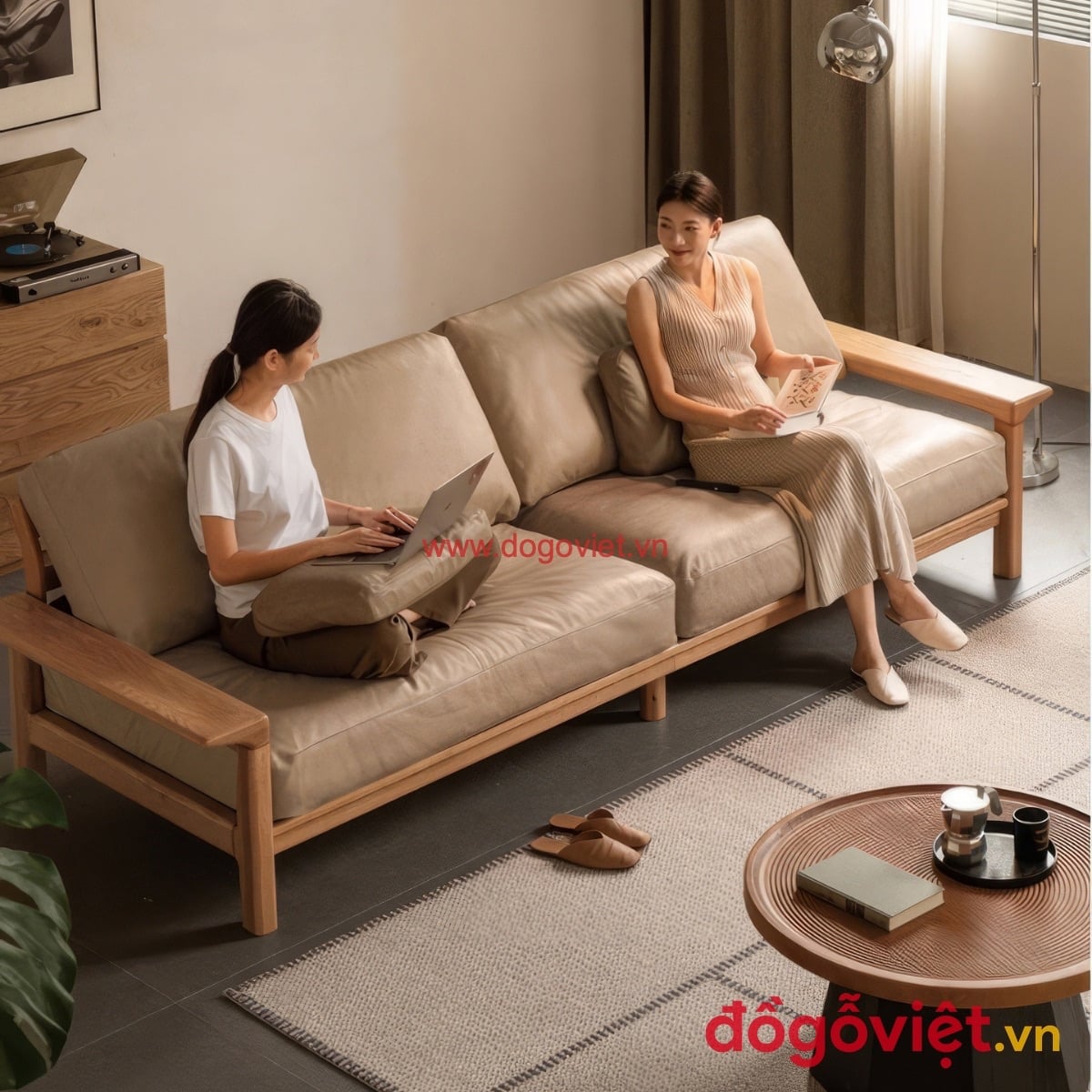 Sofa băng d&agrave;i gỗ tự nhi&ecirc;n bọc nệm da m&agrave;u be cho ph&ograve;ng kh&aacute;ch nhỏ