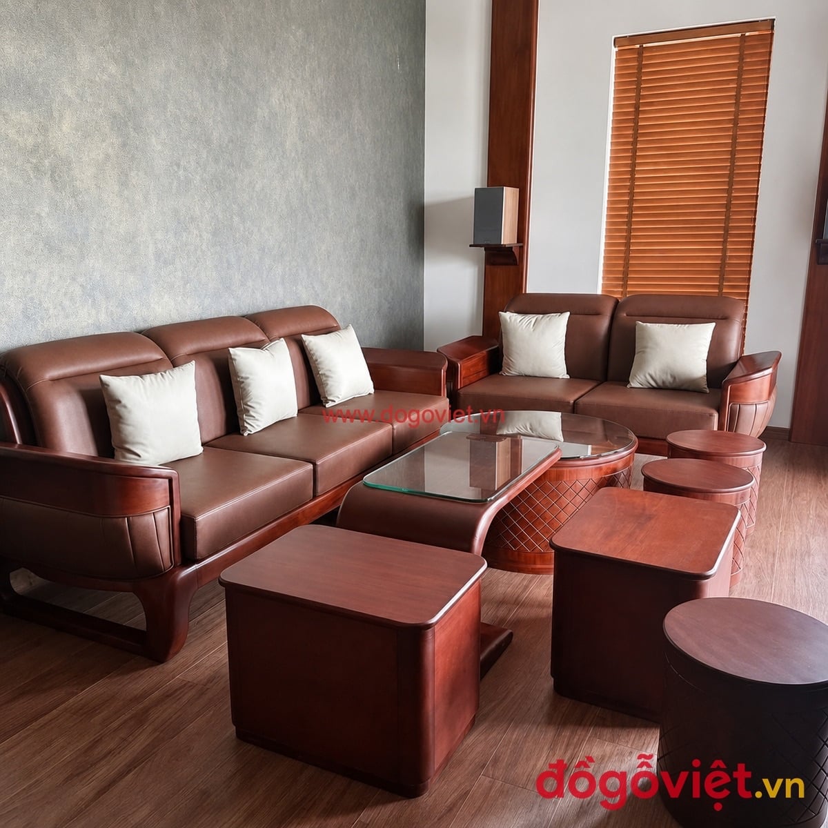 Bộ b&agrave;n ghế sofa đối gỗ tự nhi&ecirc;n bọc da n&acirc;u đỏ k&egrave;m b&agrave;n tr&agrave; v&agrave; đ&ocirc;n vu&ocirc;ng