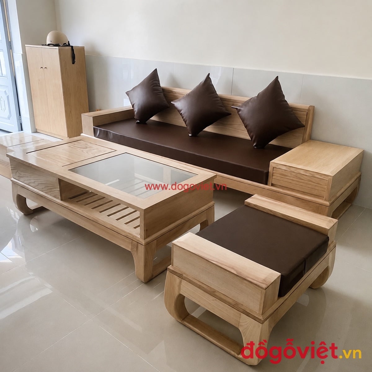 B&agrave;n ghế sofa gỗ chữ L bọc nệm da n&acirc;u k&egrave;m đ&ocirc;n v&agrave; b&agrave;n tr&agrave; mặt k&iacute;nh