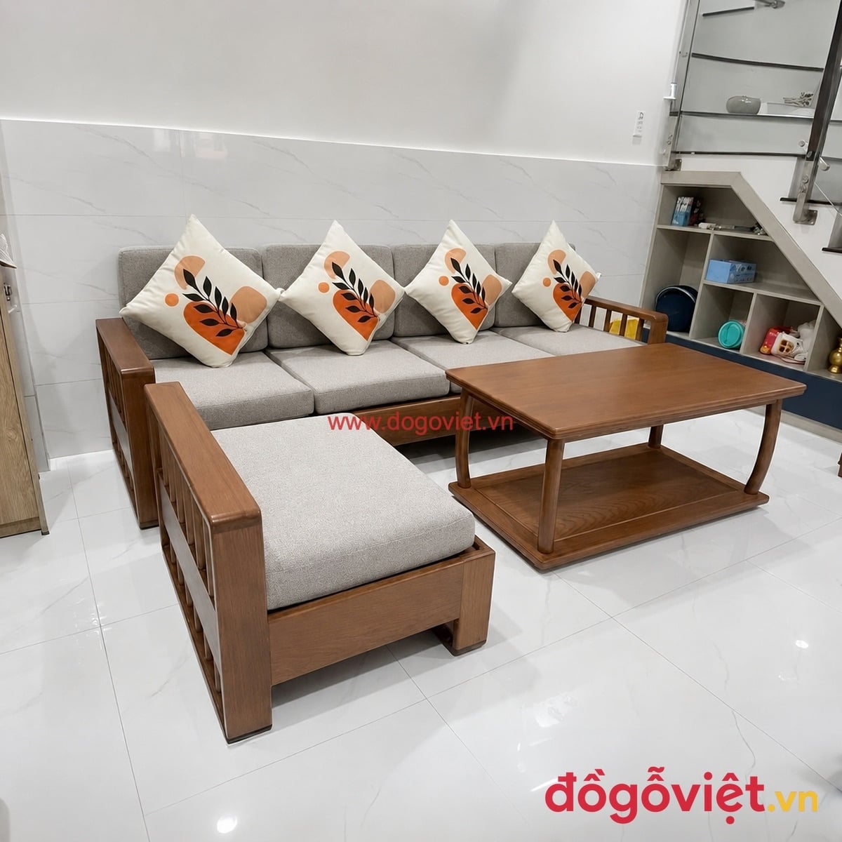 Sofa gỗ chữ L bọc nệm nỉ x&aacute;m k&ecirc; s&aacute;t tường ph&ograve;ng kh&aacute;ch nh&agrave; phố
