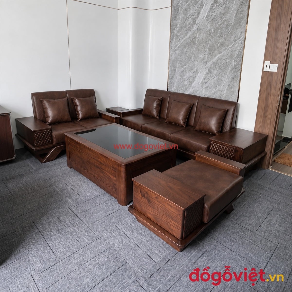 Bộ b&agrave;n ghế sofa gỗ tự nhi&ecirc;n bọc da n&acirc;u bố tr&iacute; dạng chữ U cho ph&ograve;ng kh&aacute;ch rộng