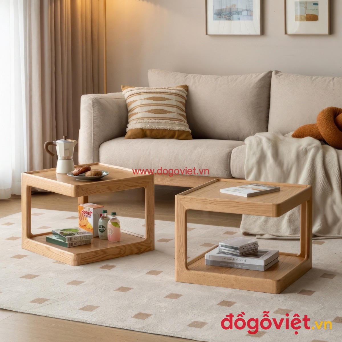 Cặp b&agrave;n tr&agrave; gỗ sồi tự nhi&ecirc;n đặt trước ghế sofa bọc nệm nỉ m&agrave;u kem
