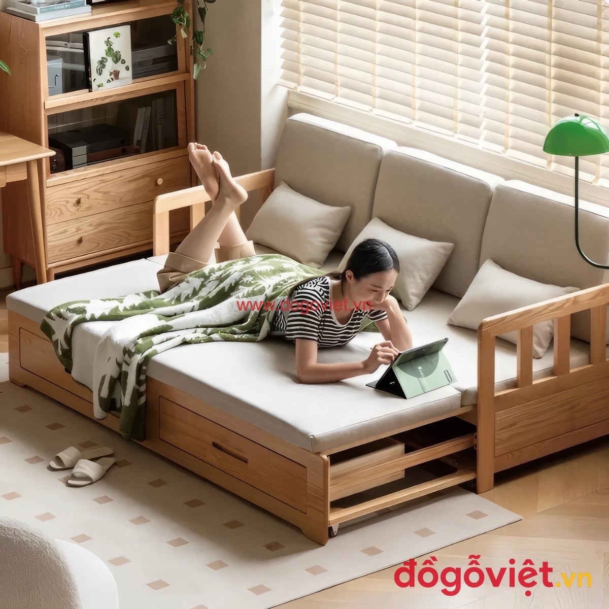 Sofa giường gỗ sồi k&eacute;o ra th&agrave;nh chỗ nghỉ ngơi trong căn hộ nhỏ