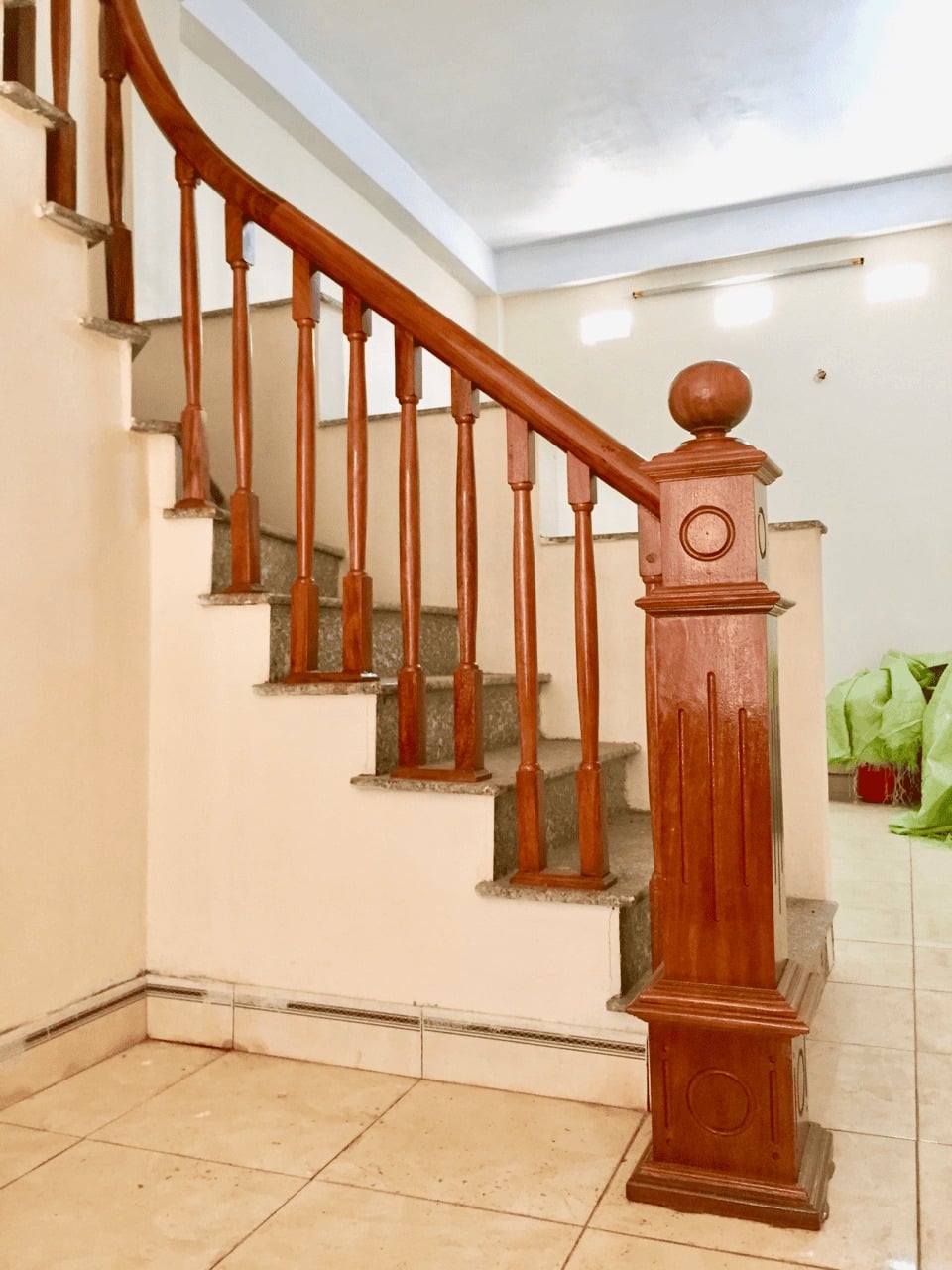 Cầu thang gỗ g&otilde; đỏ