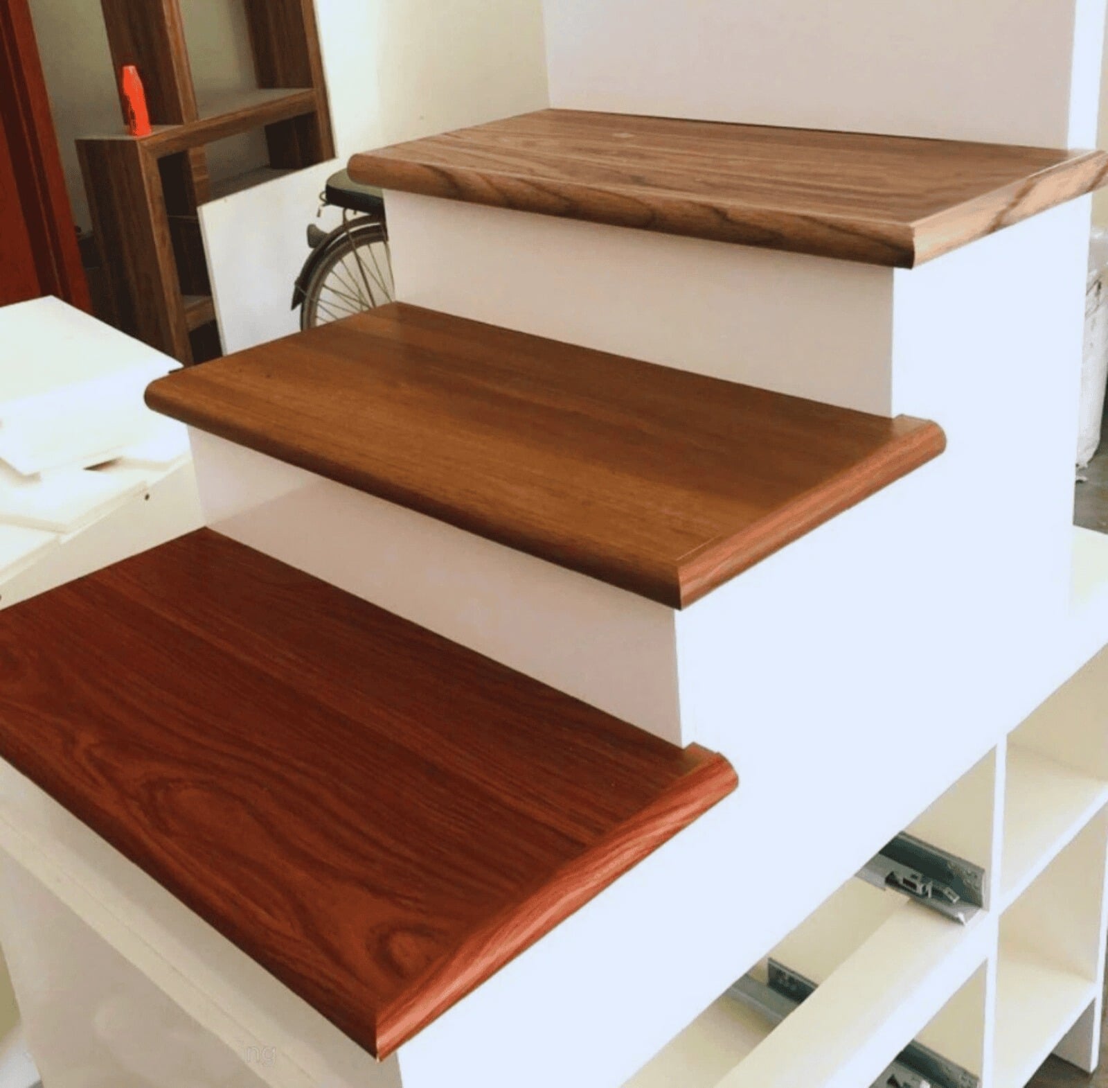 Cầu thang gỗ đ&oacute;ng vai tr&ograve; l&agrave; một phần của nội thất 