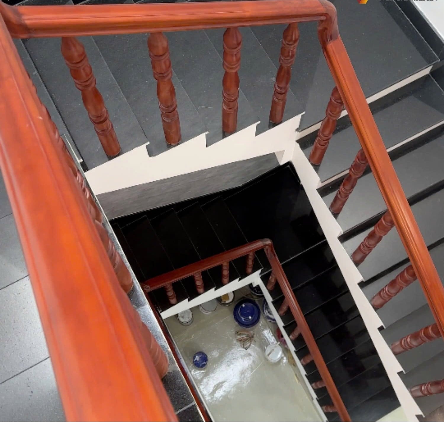 Cầu thang gỗ bậc đ&aacute;